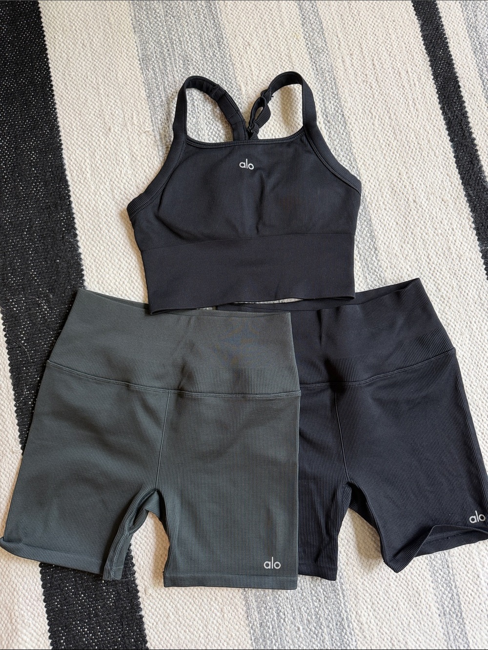 Alo Favorite Bra & 2x Shorts Bundle Set